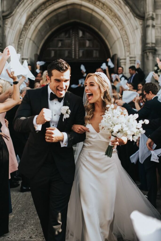 novios en una boda al salir del altar
